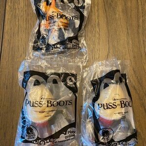 DreamWorks Puss in Boots Toy Set with Orange and White Accents